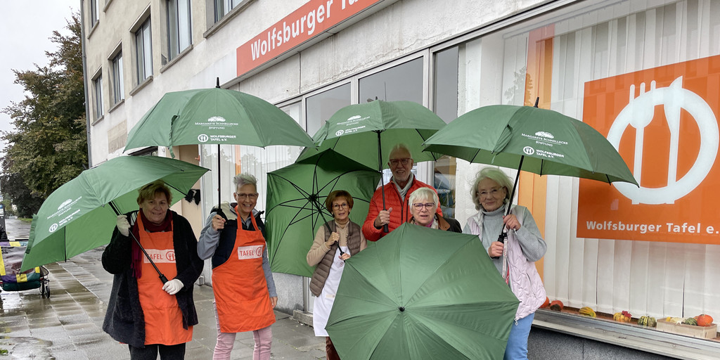 Schirmübergabe an die Wolfsburger Tafel 